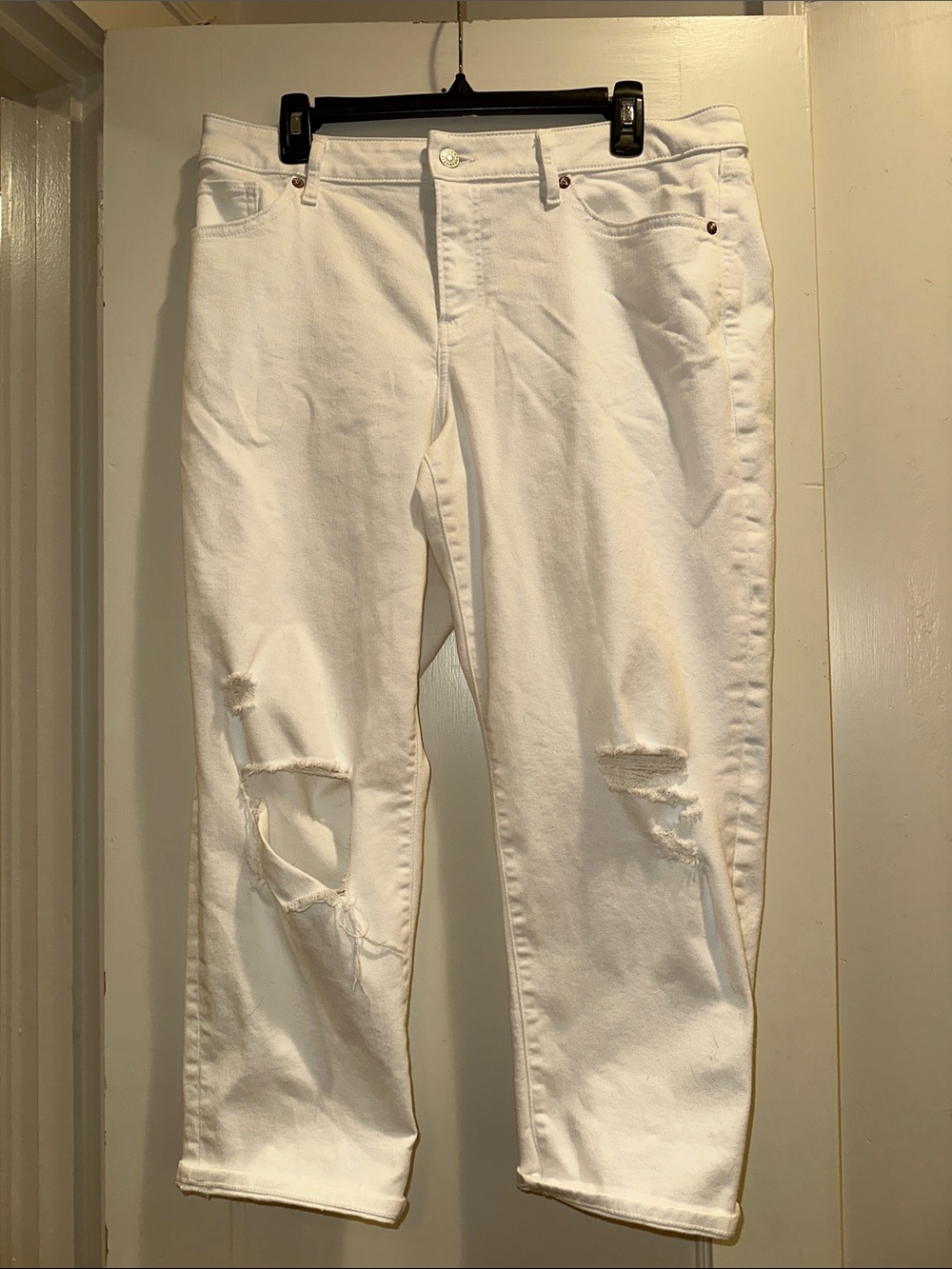 Express Women’s White Distressed Relaxed Jeans